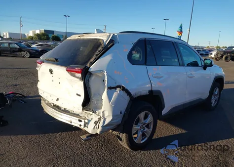 2021 Toyota Rav4 Xle z USA, uszkodzony, nr VIN 2T3W1RFV8MW160434